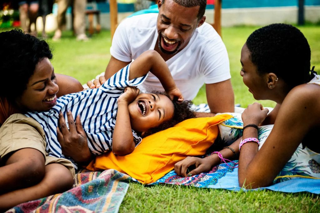 happy family picnic phto